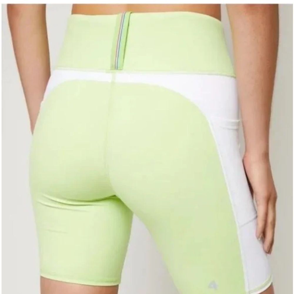 NWT Women FOURLAPS PLYO Short In Tomatillo (Green)/White - Size L